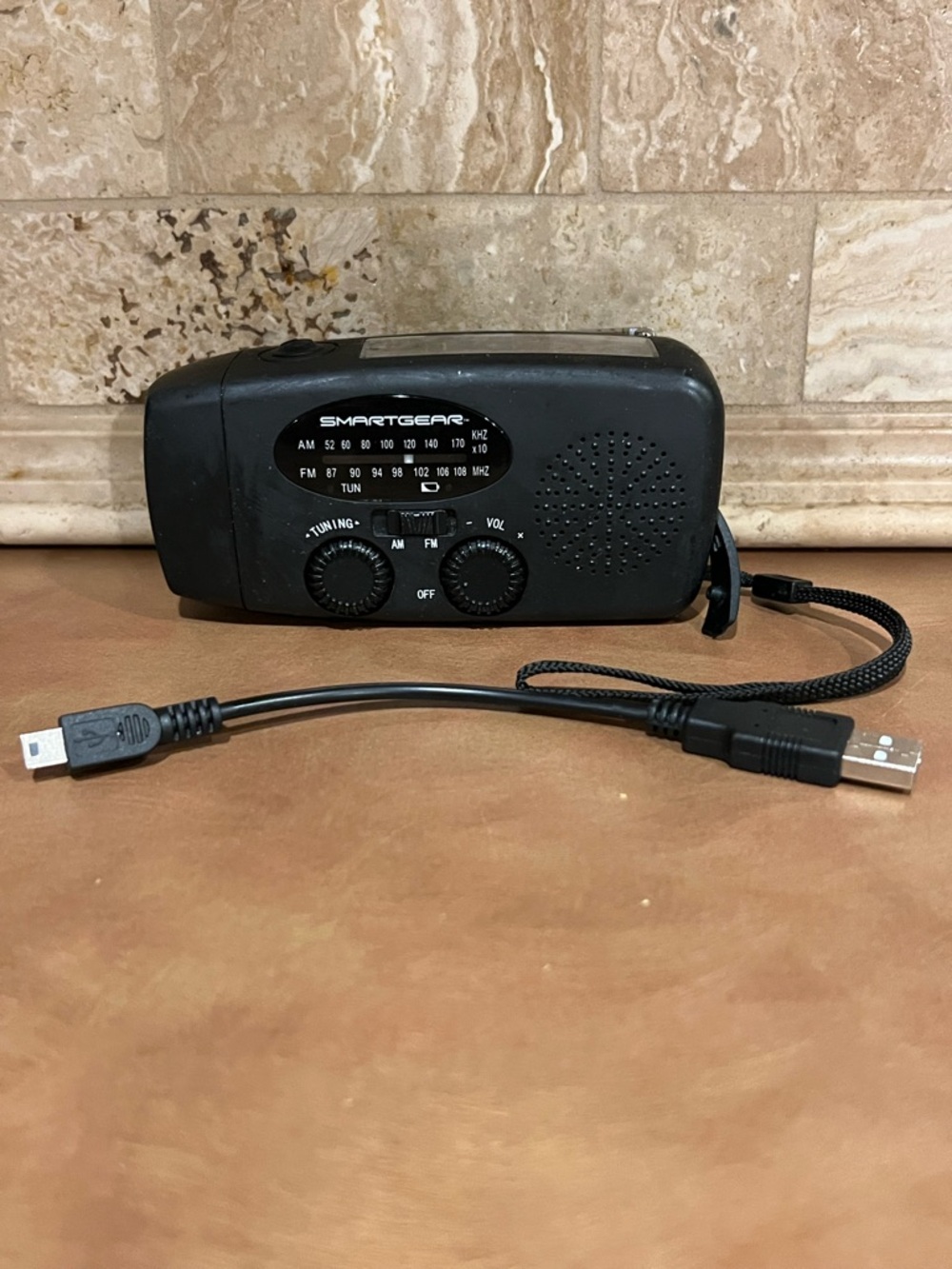 Smart Gear Solar AM/FM & flashlight with Hand Crank Emergency Radio - Black